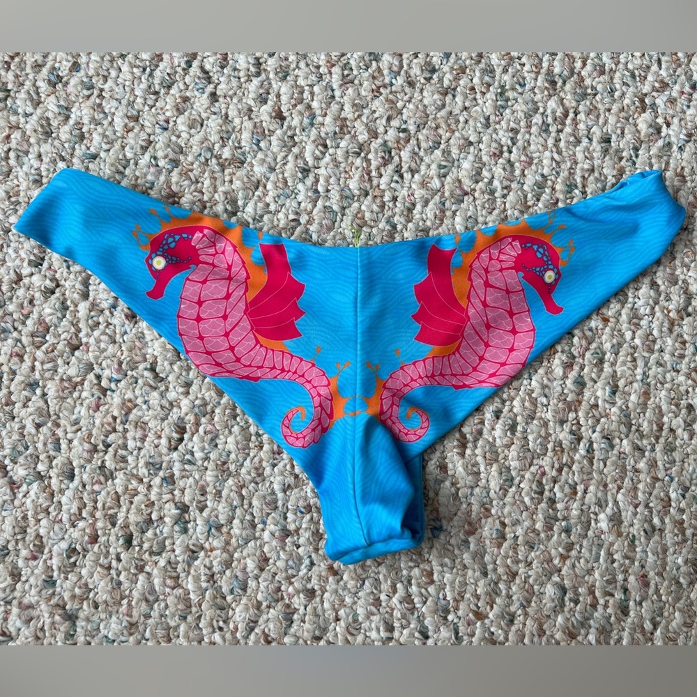 Seahorse adrift